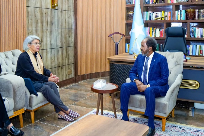 Madaxweynaha oo qaabilay Annette Weber.jpg